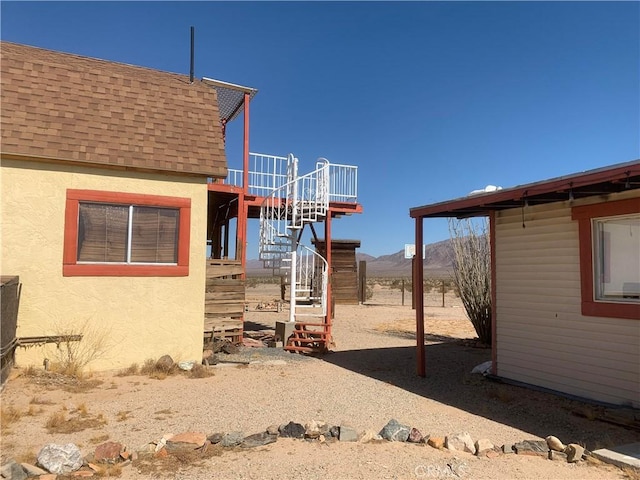 view of yard with a mountain view