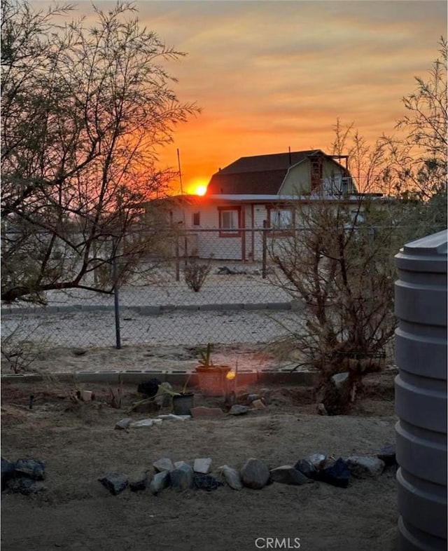 view of yard at dusk