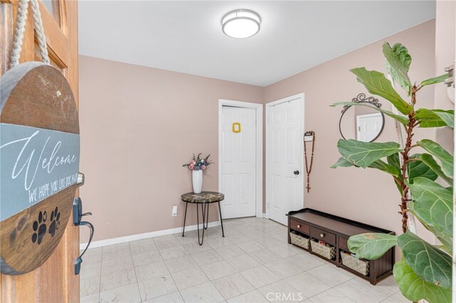 foyer entrance featuring baseboards