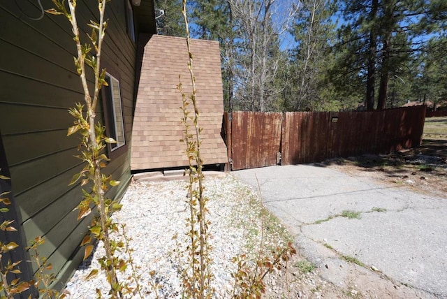 39414 Ruby Ln, Big Bear Lake, CA 92315 - view of side of property featuring fence