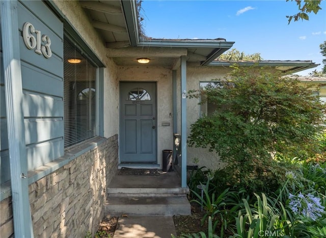 613 E Chapman Ave, Fullerton, CA 92831 - property entrance with stucco siding
