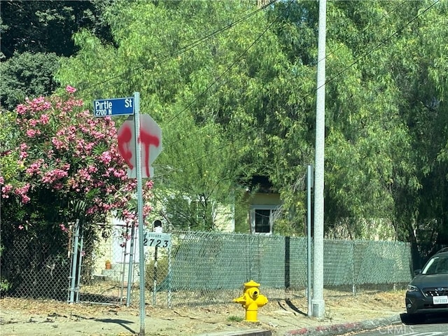 2723 Pirtle St, Los Angeles, CA 90039 - exterior space featuring fence