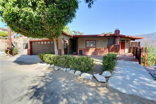 view of front of property featuring a mountain view