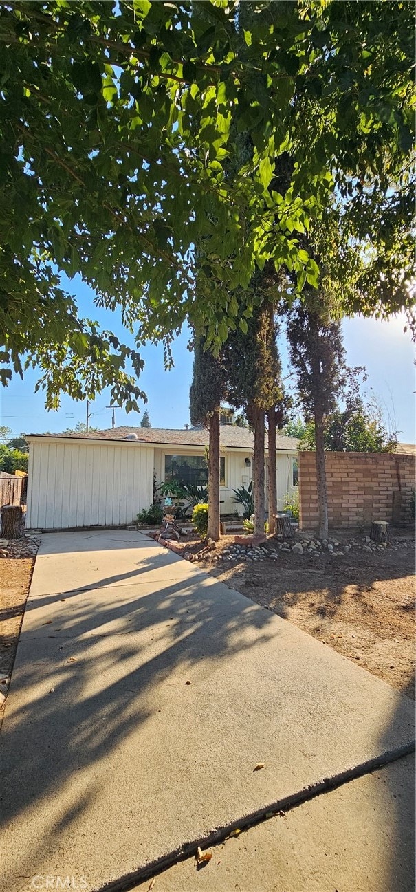 view of front of home with an outbuilding