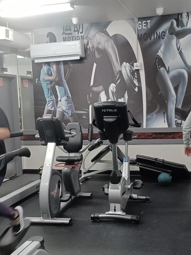 exercise room featuring a wall unit AC