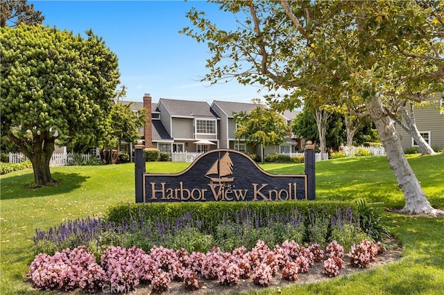 community sign with a lawn