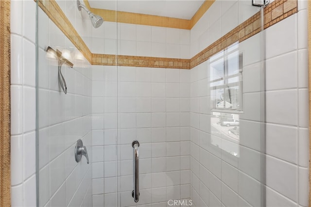 bathroom featuring a tile shower