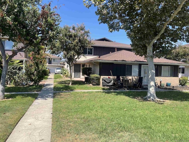 view of front of property with a front yard