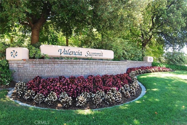 community / neighborhood sign featuring a yard