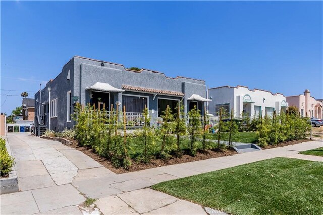 view of front of home featuring a front yard