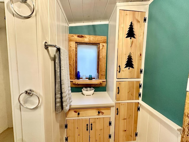 bathroom with vaulted ceiling and crown molding