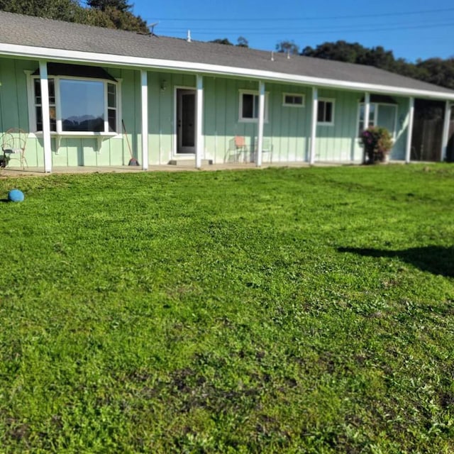 ranch-style house featuring a front lawn