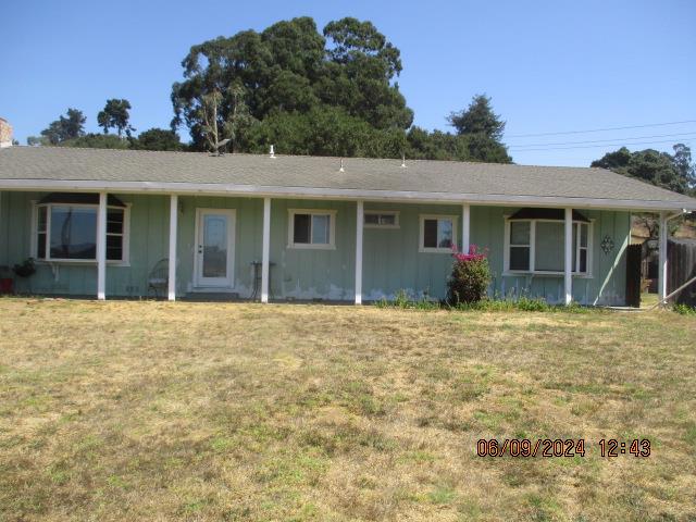 ranch-style house with a front yard