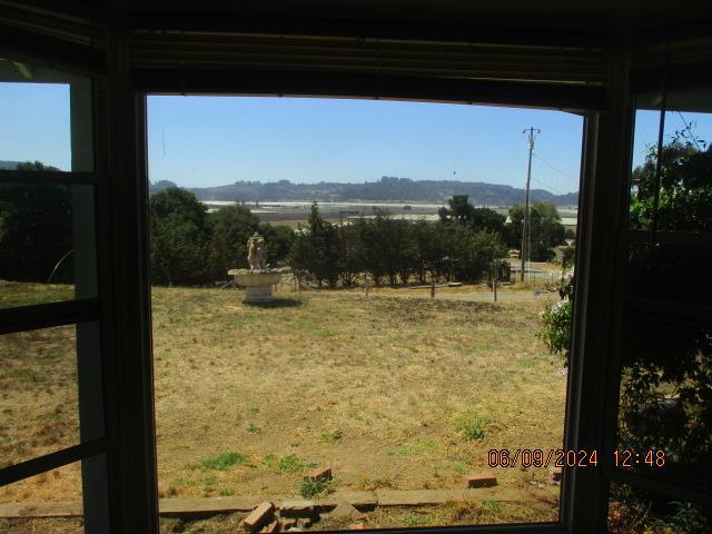 view of yard featuring a rural view