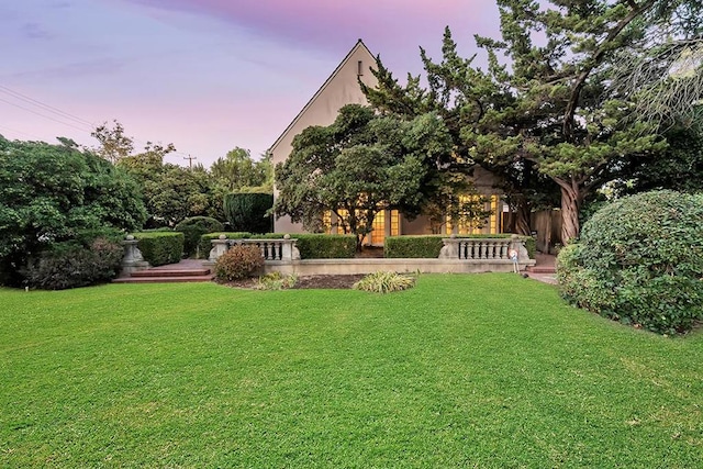 view of yard at dusk