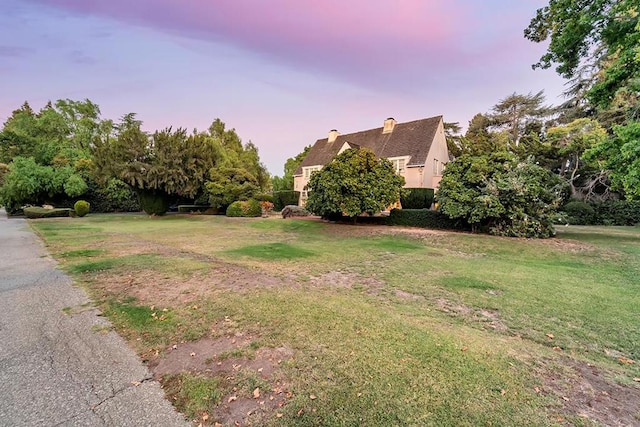 view of yard at dusk