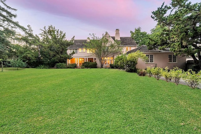 view of yard at dusk