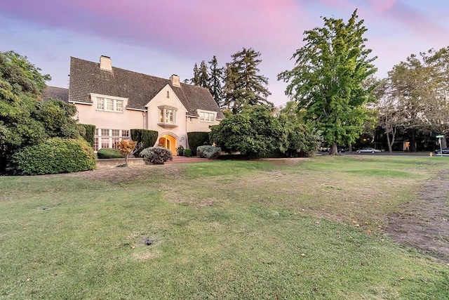 view of front facade with a lawn