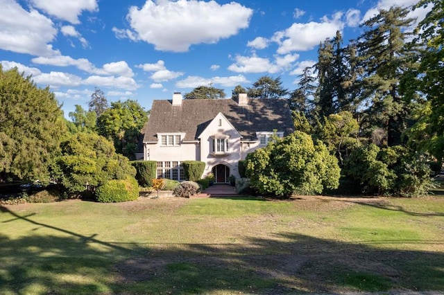 view of front of property with a front yard