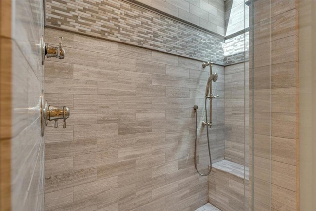 bathroom featuring a tile shower