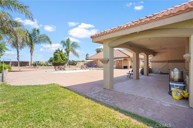 view of yard featuring a patio area