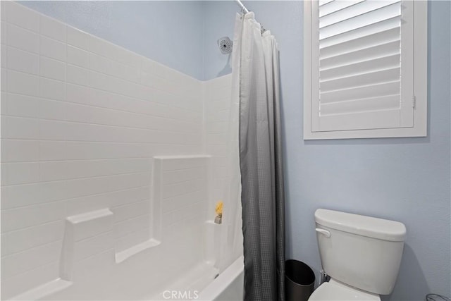 bathroom featuring toilet and shower / bath combo with shower curtain