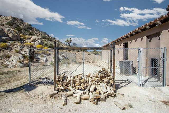 56245 Cobalt Rd, Yucca Valley, CA 92284 - view of yard featuring central AC and fence