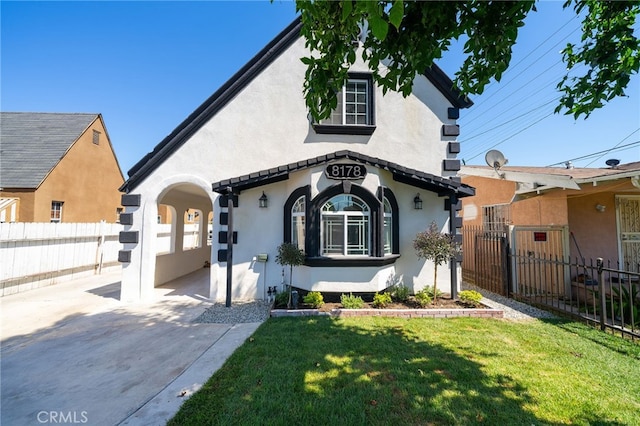 view of front of property featuring a front lawn