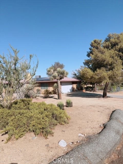 view of front facade featuring a garage