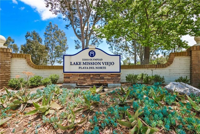 view of community / neighborhood sign