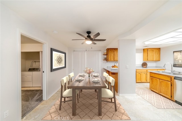 dining area with ceiling fan, sink, and washer and dryer