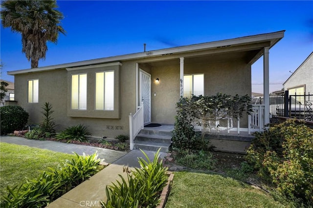 view of front facade with a front yard