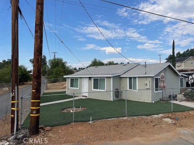 view of front of property with a front yard