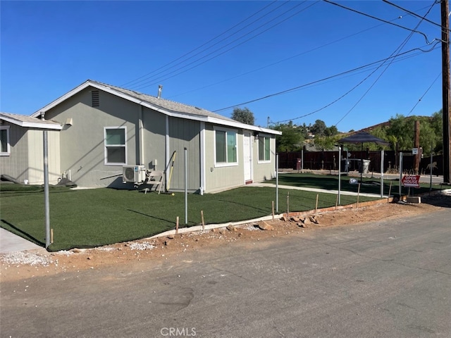 view of side of property featuring a lawn