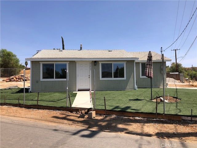 single story home featuring a front lawn