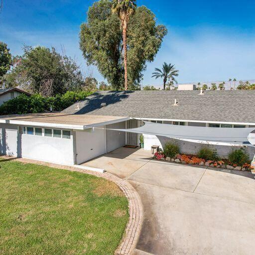 ranch-style house with a front lawn