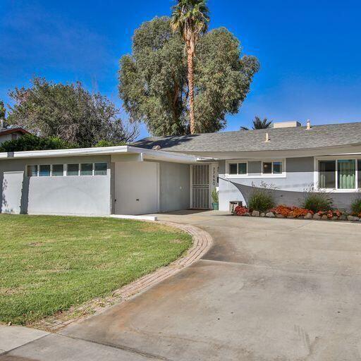 single story home featuring a front lawn