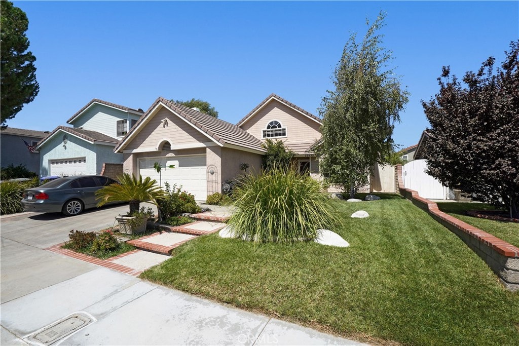 view of front facade featuring a garage and a front lawn