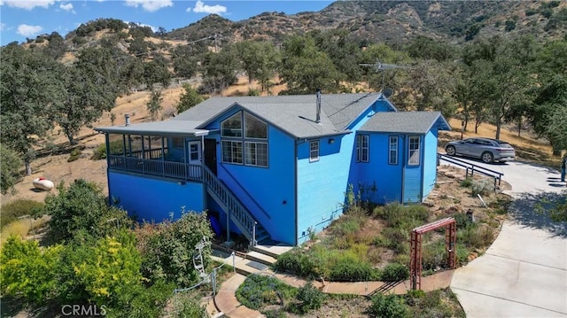 view of front of property featuring a mountain view