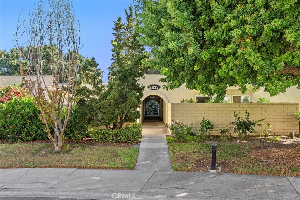 view of front of property