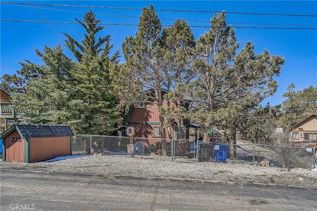 view of front of property featuring a shed