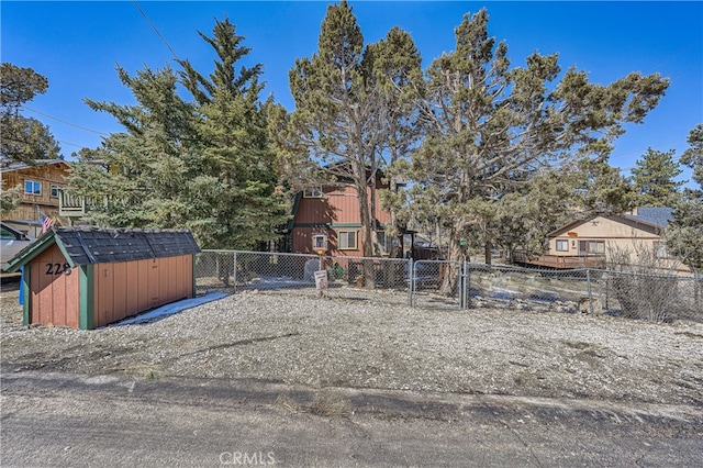 view of yard featuring a storage shed