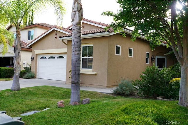 view of side of property featuring a lawn