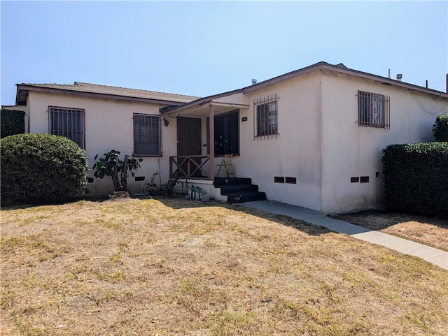 view of front of property with a front lawn