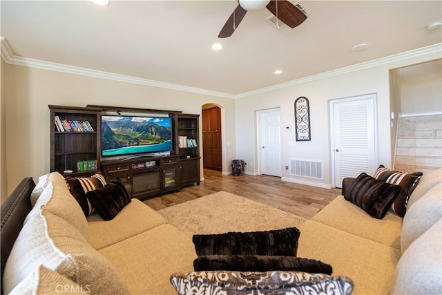 living room featuring light wood-type flooring, crown molding, and ceiling fan