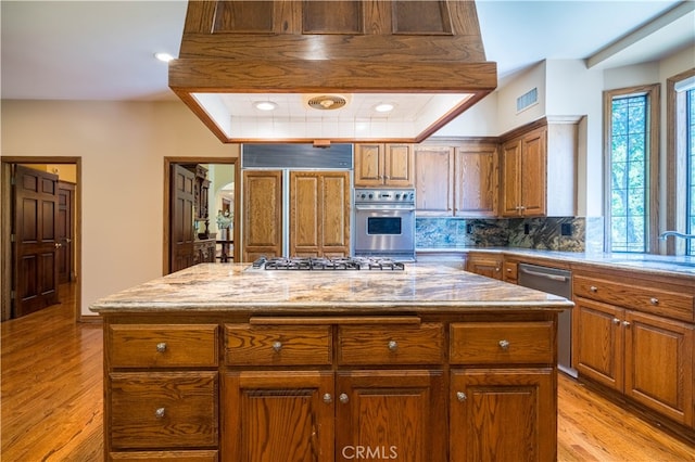 kitchen featuring light hardwood / wood-style floors, a center island, sink, and stainless steel appliances