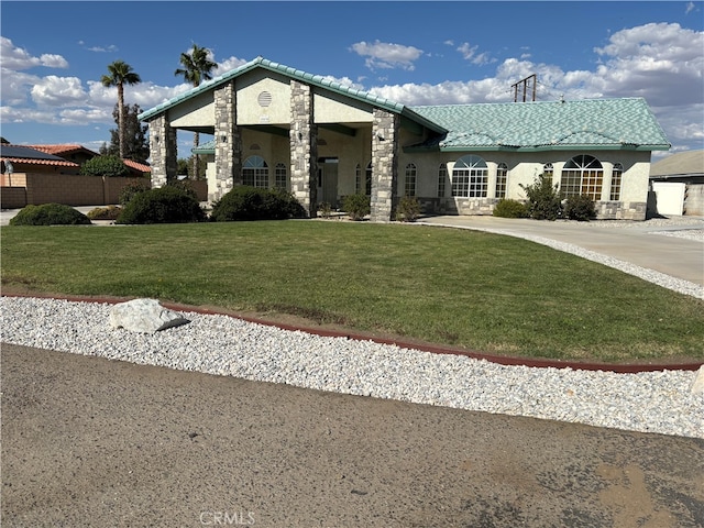 view of front of home featuring a front yard