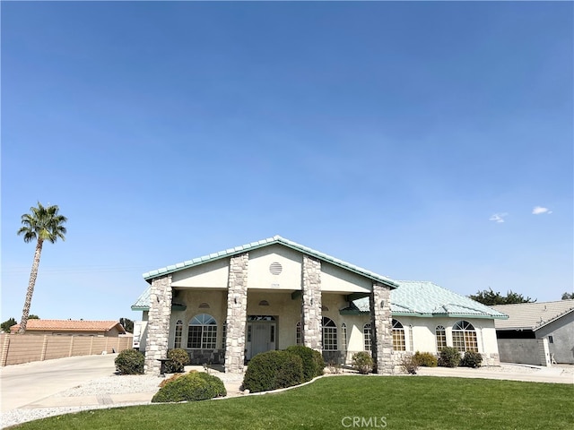 view of front facade featuring a front lawn