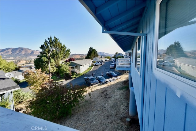 view of yard with a mountain view