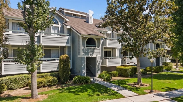 view of front facade featuring a front yard